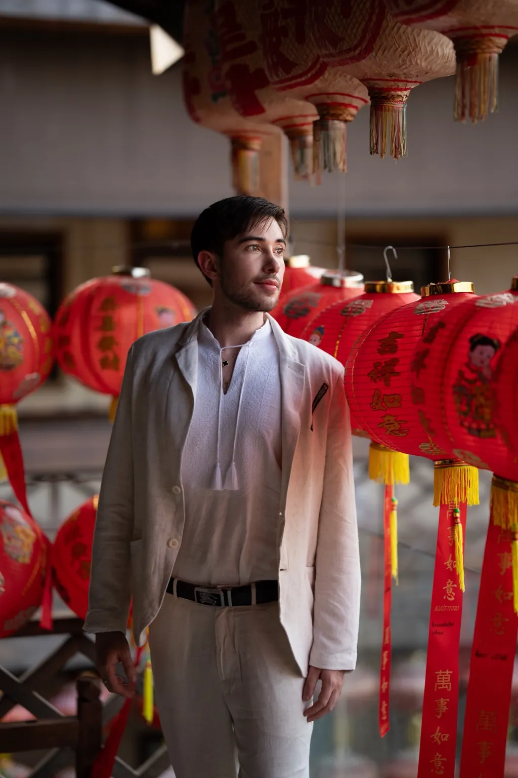 Alexander Weiskopf in a light suit among red lanterns